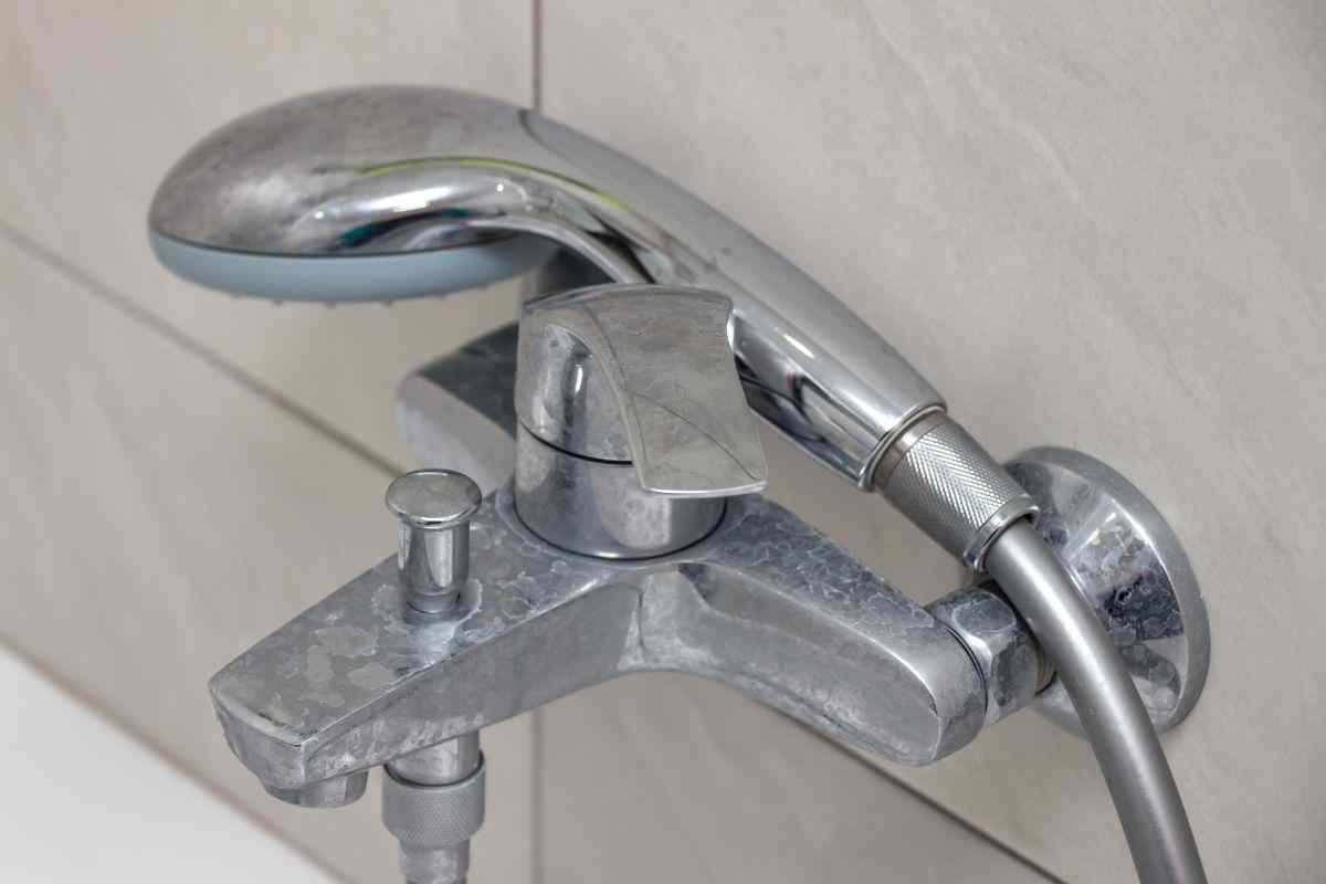 eliminare calcare dalla doccia con questo rimedio