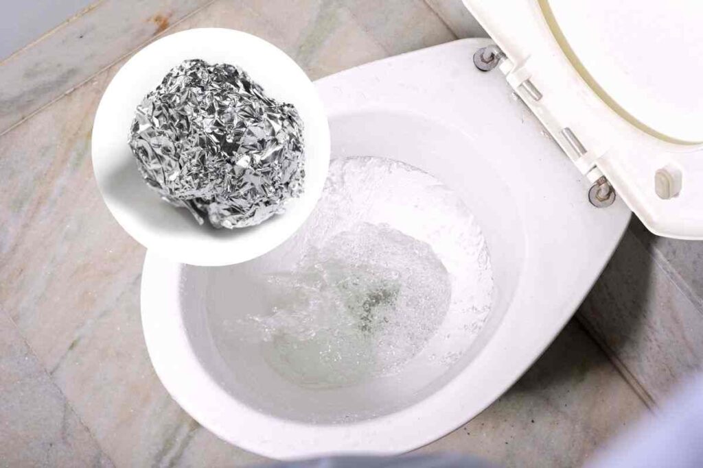 trucco della carta stagnola nel wc