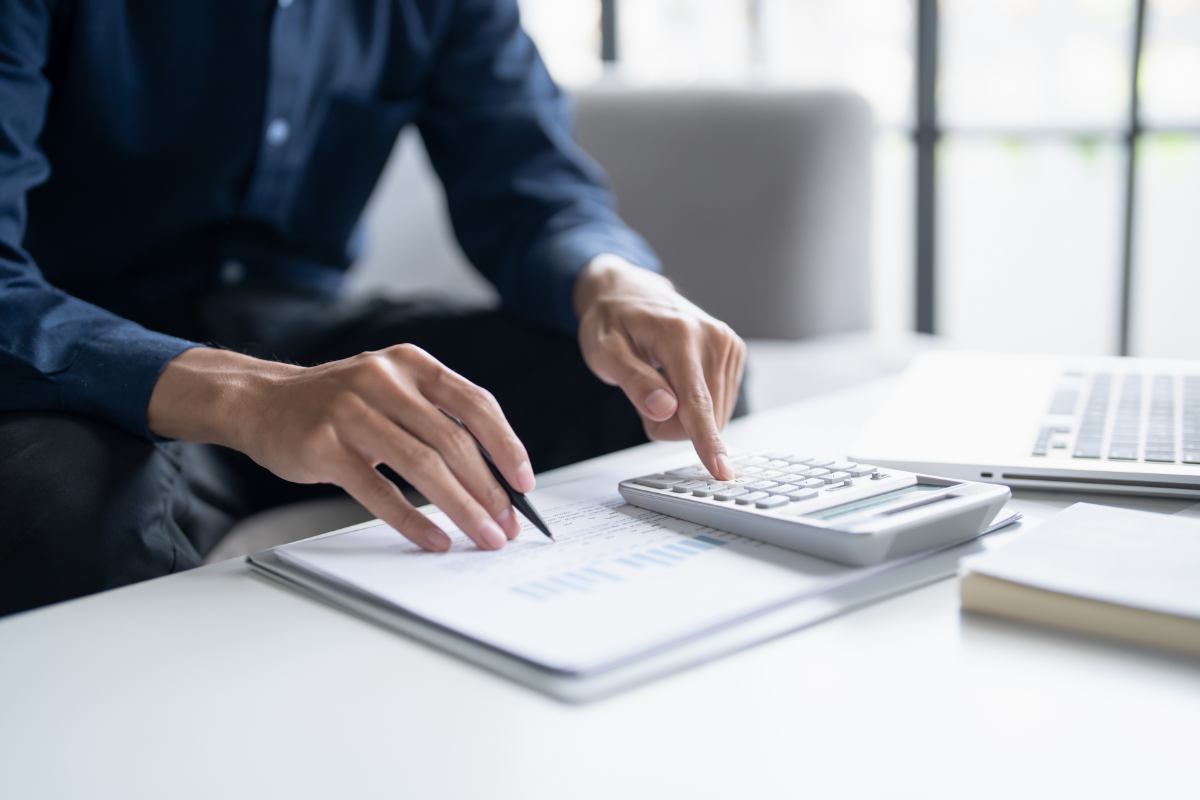 Uomo con la calcolatrice