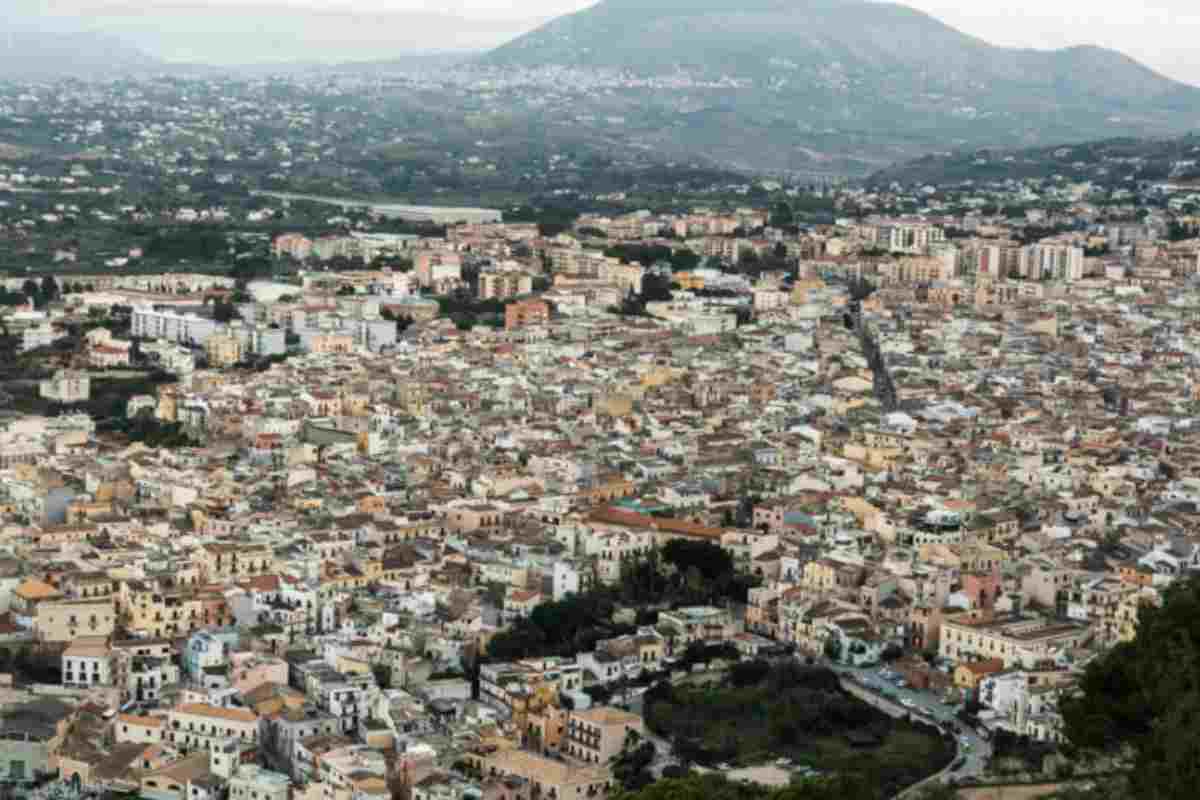 Il quadro per il Sud è invece ancora desolante, con un persistente divario rispetto al resto del Paese. Le province di Caltanissetta, Crotone e Reggio Calabria