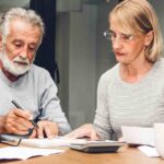 Uomo e donne controllano documenti