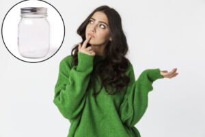 Tra i progetti fai da te più apprezzati, realizzare una lampada a sospensione in stile vintage partendo da un barattolo di vetro