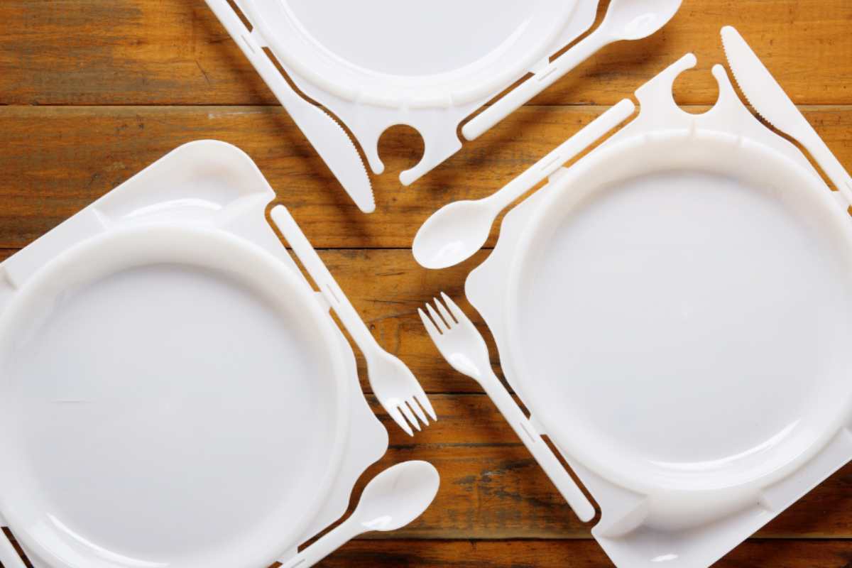 Piatti e bicchieri in plastica