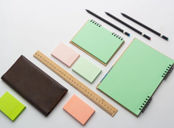 Set di gadget di cancelleria con agende, matite e post-it colorati.