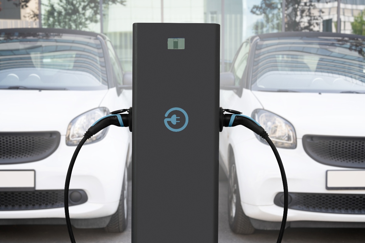 Ricarica: due auto elettriche collegate alla colonnina.