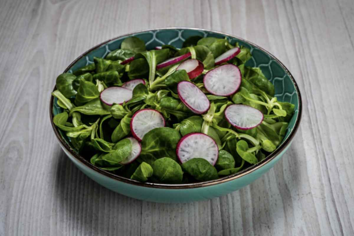 La valeriana è un ingrediente estremamente versatile in cucina, perfetto per insalate fresche che compensano la pesantezza tipica