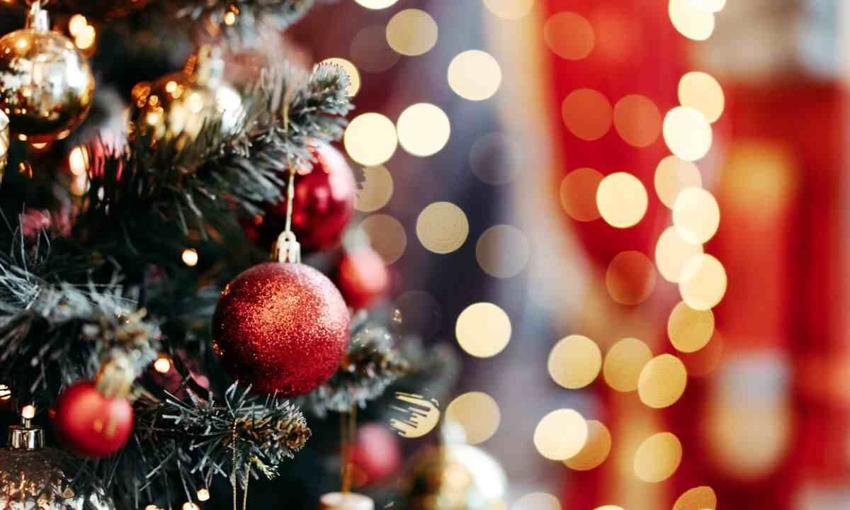 palline su albero di natale