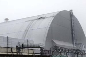 Dopo un attacco militare che ha interessato l’area, è emersa una significativa perdita di efficienza della cupola di confinamento