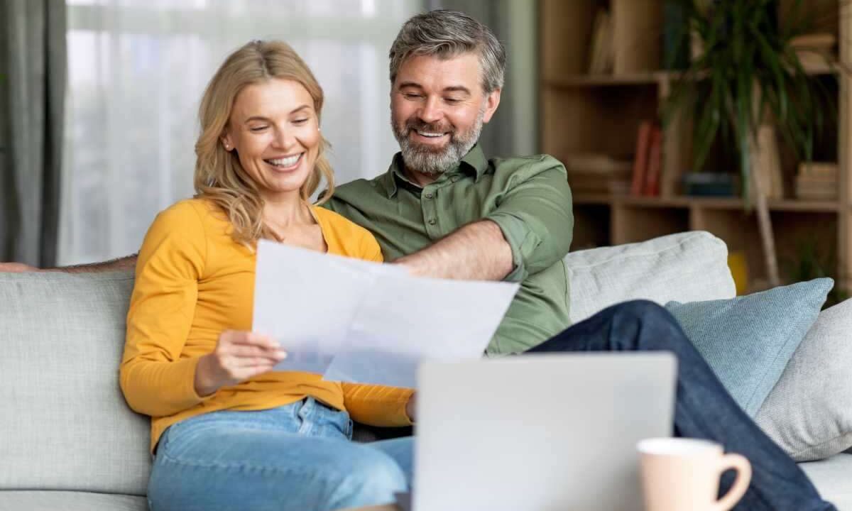 Coppia legge documento