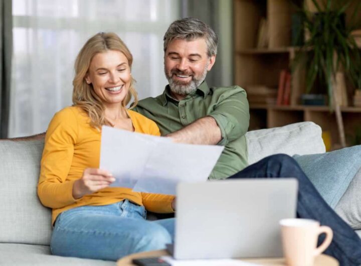 Coppia legge documento