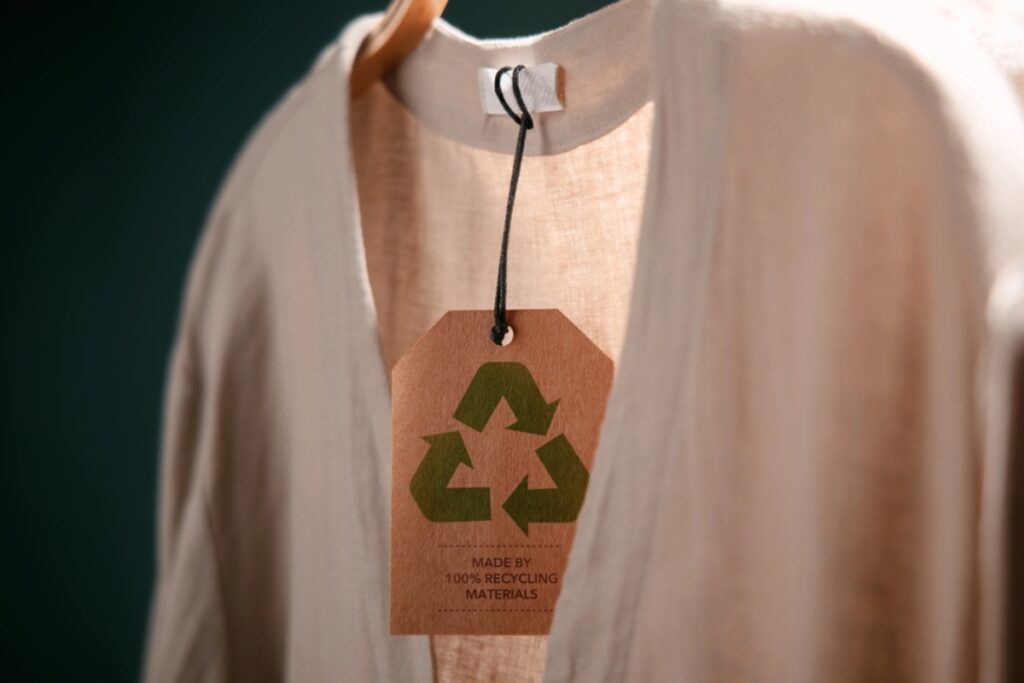 Camicia eco-friendly: dettaglio del cartellino che certifica il 100% di materiale riciclato.