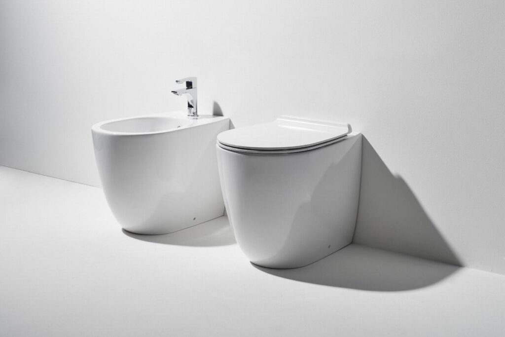 Efficienza idrica: sanitari moderni progettati per ridurre il consumo di acqua nel bagno.