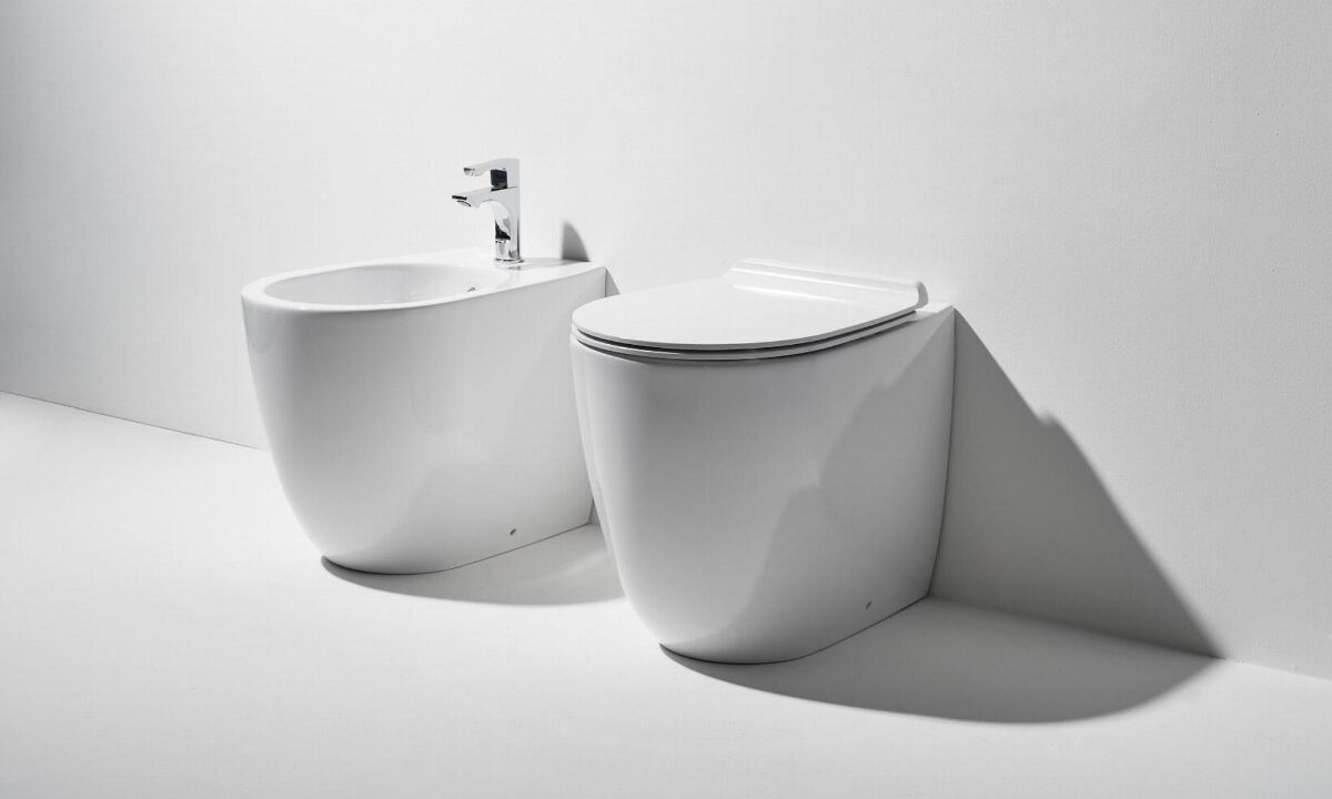 Efficienza idrica: sanitari moderni progettati per ridurre il consumo di acqua nel bagno.