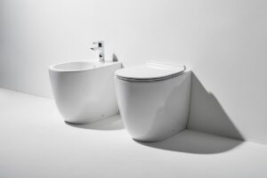 Efficienza idrica: sanitari moderni progettati per ridurre il consumo di acqua nel bagno.