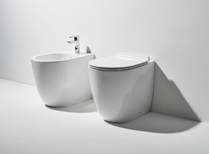 Efficienza idrica: sanitari moderni progettati per ridurre il consumo di acqua nel bagno.