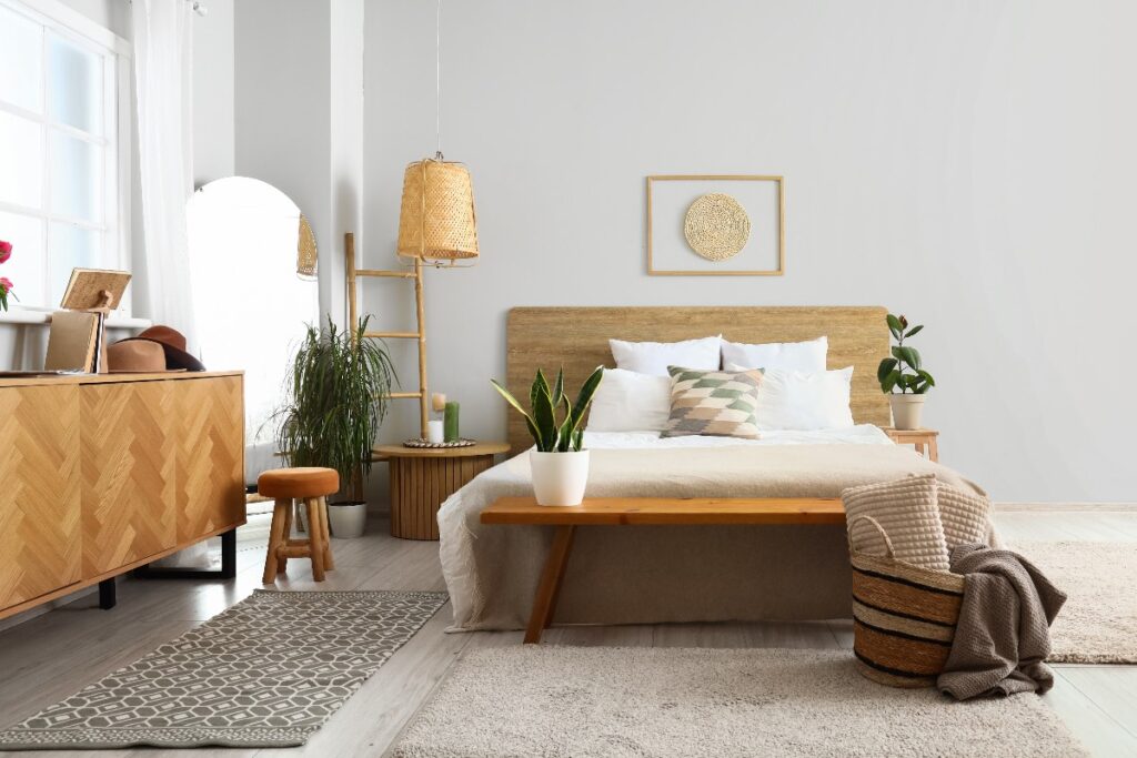 Camera da letto accogliente con testiera e dettagli d'arredo in legno.