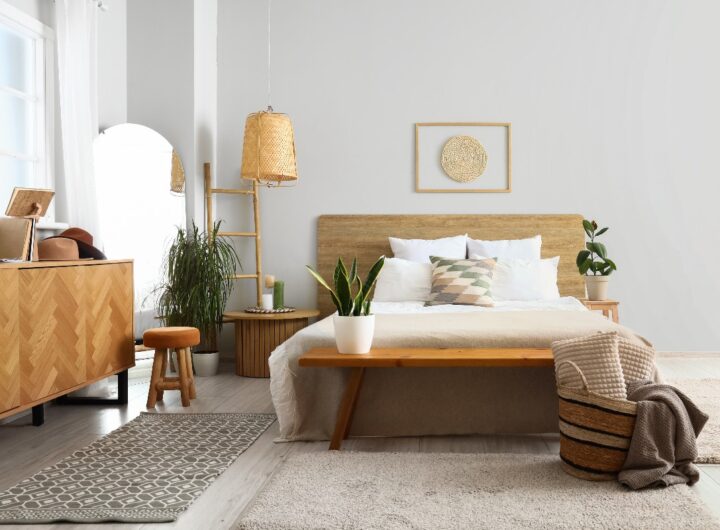 Camera da letto accogliente con testiera e dettagli d'arredo in legno.