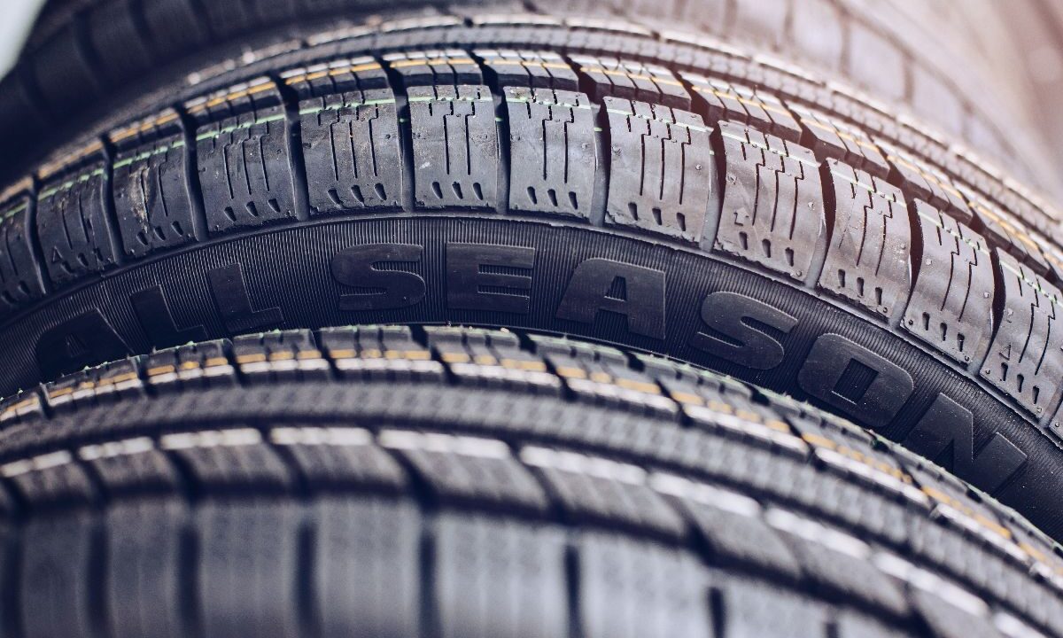 Pneumatici per auto adatti a tutte e quattro le stagioni.