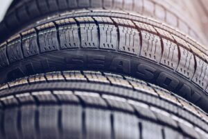 Pneumatici per auto adatti a tutte e quattro le stagioni.