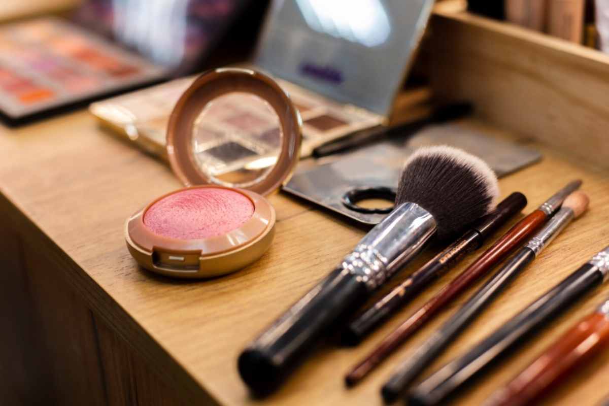 Il pennello per il trucco è pieno di microbi 