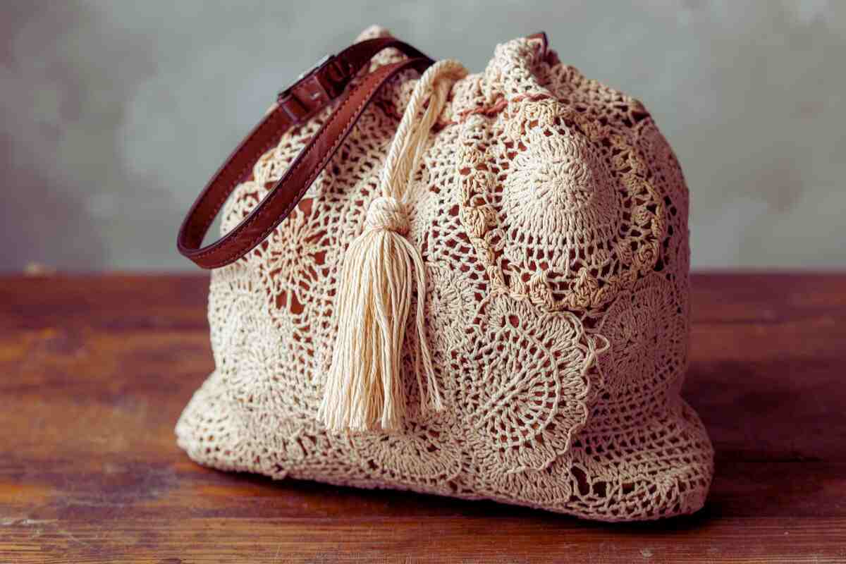 Borsa noiosa, capolavoro coi centrini della nonna