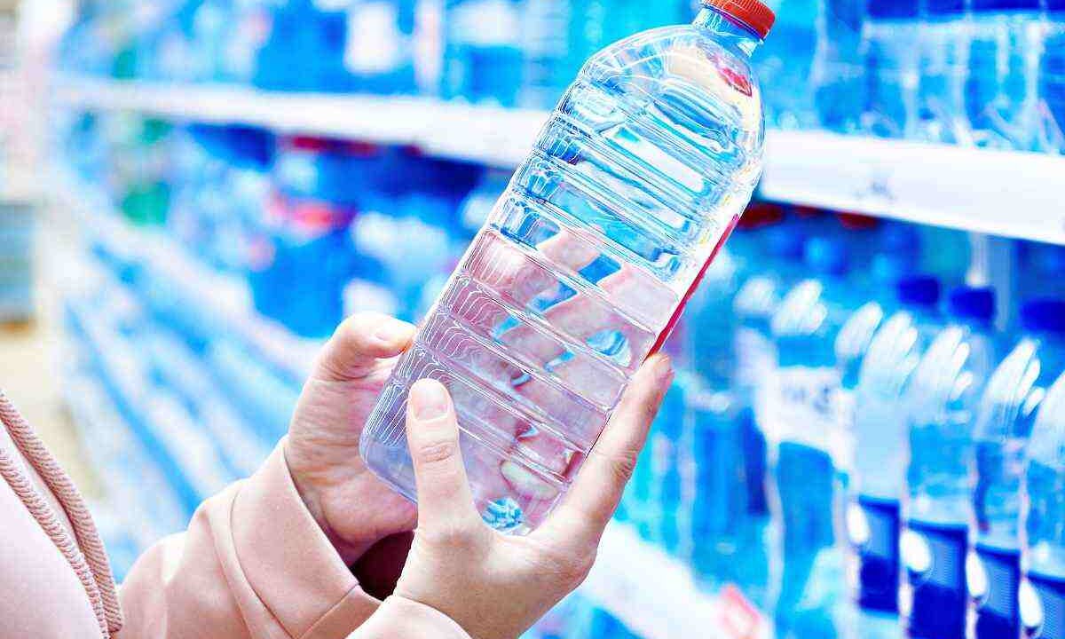 Perché nei ristoranti di tutto il mondo bevono l'acqua in bottiglia italiana?