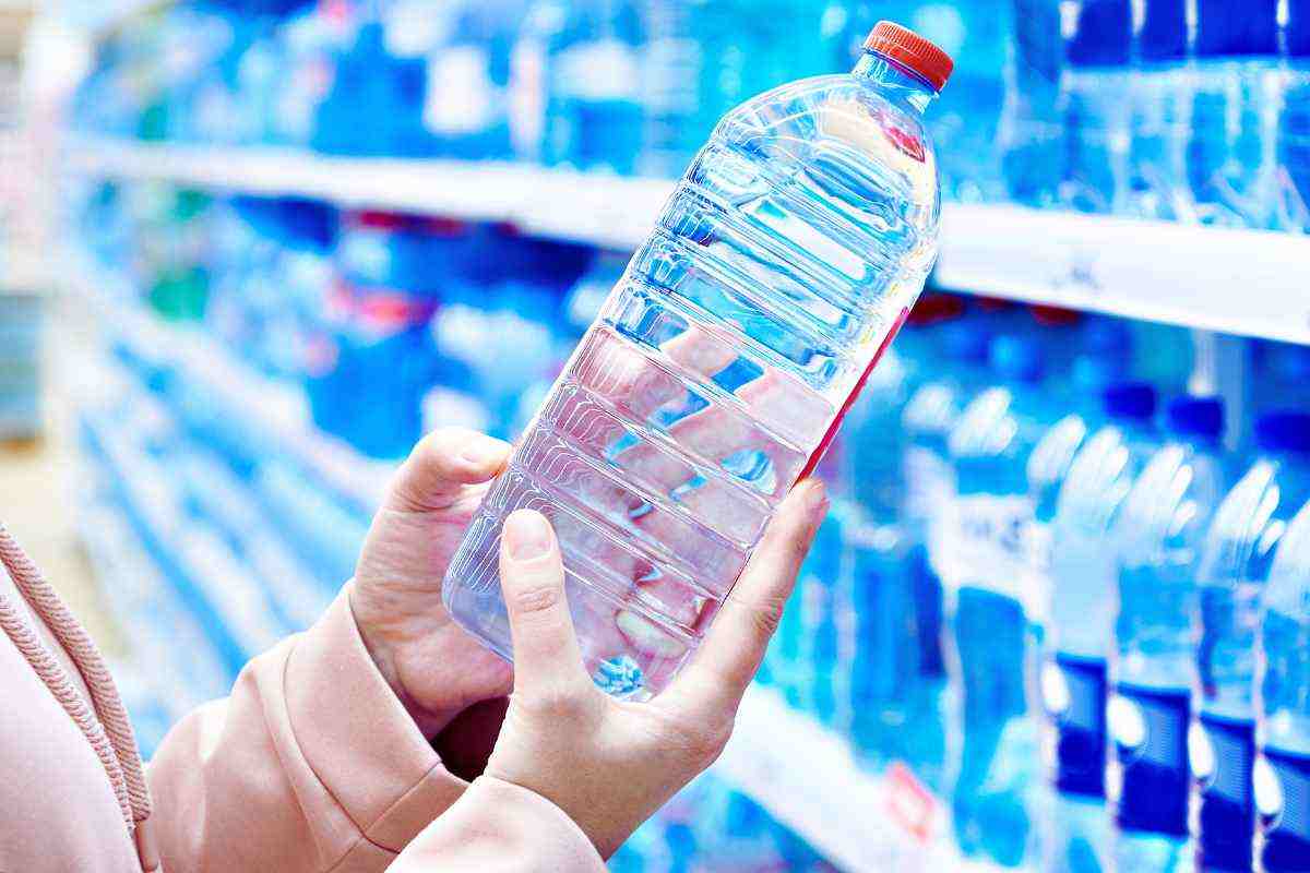 Perché nei ristoranti di tutto il mondo bevono l'acqua in bottiglia italiana?