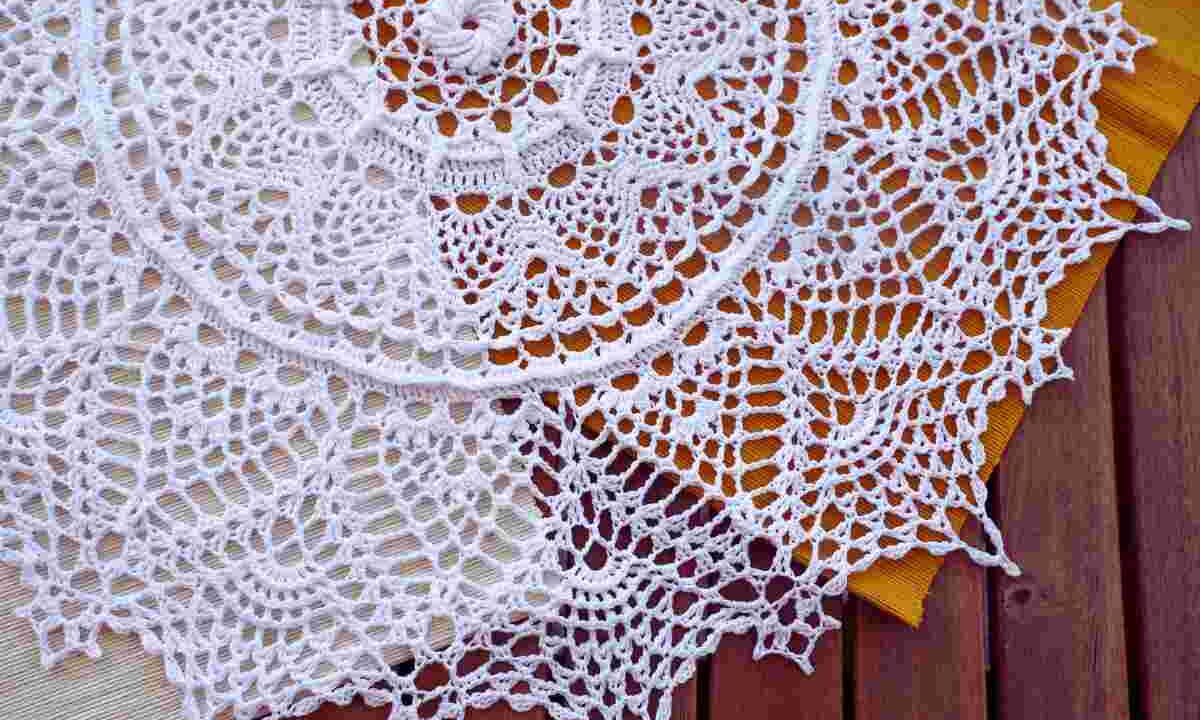 Borsa noiosa, capolavoro coi centrini della nonna