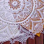 Borsa noiosa, capolavoro coi centrini della nonna