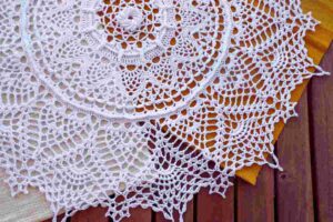 Borsa noiosa, capolavoro coi centrini della nonna