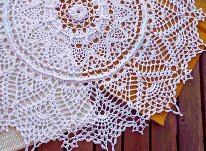 Borsa noiosa, capolavoro coi centrini della nonna