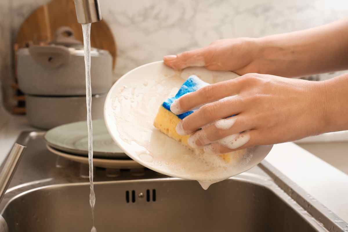 Detersivo per i piatti: come usarlo per le pulizie domestiche 