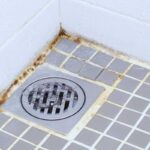 Addio muffa in bagno: via in pochi minuti