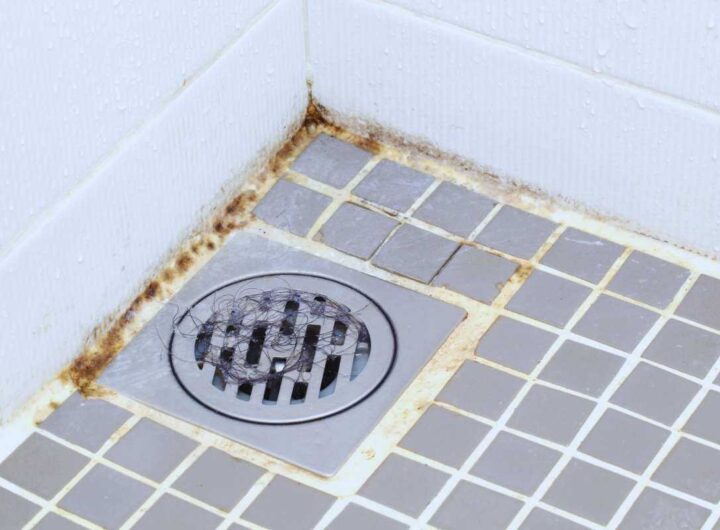 Addio muffa in bagno: via in pochi minuti