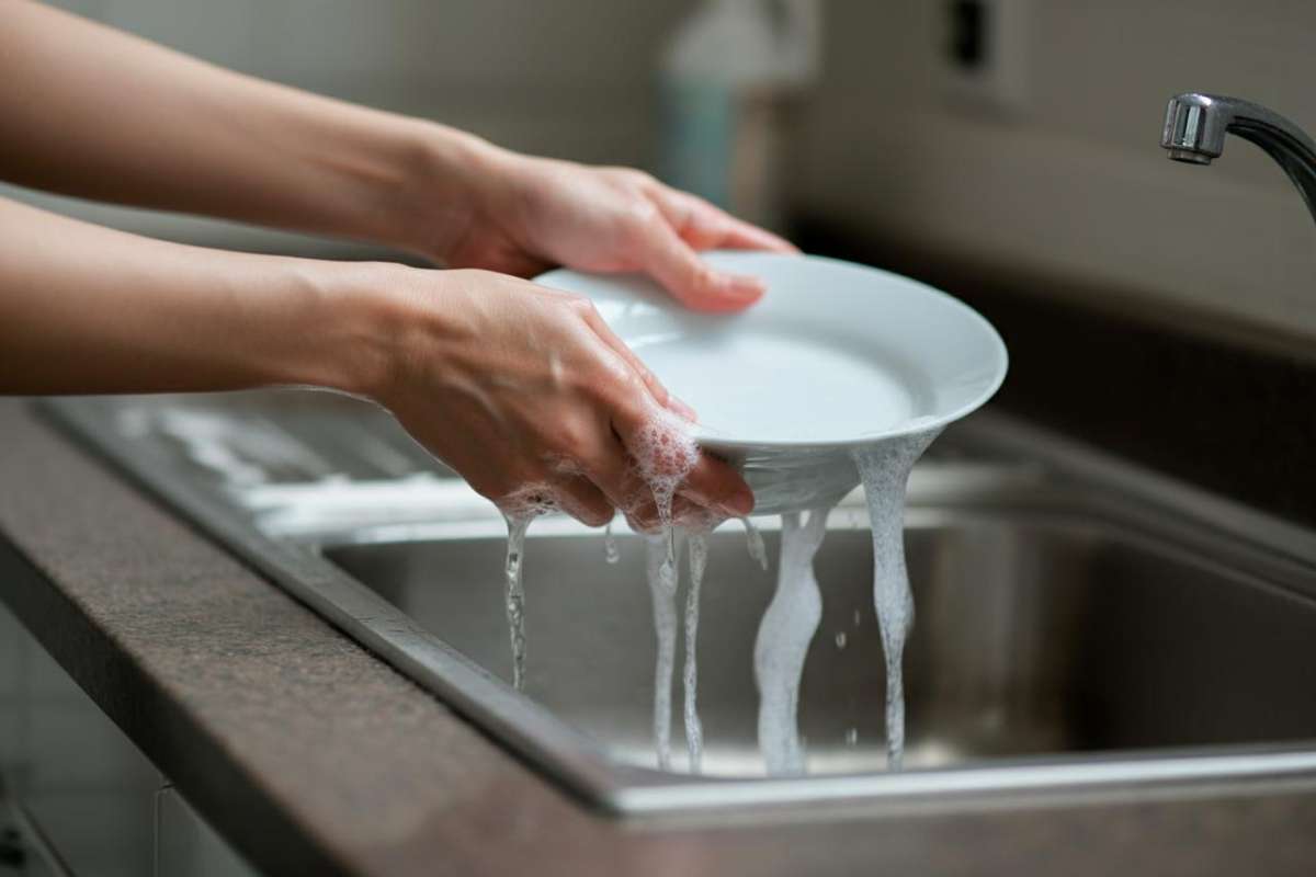 Lavare piatti a mano 