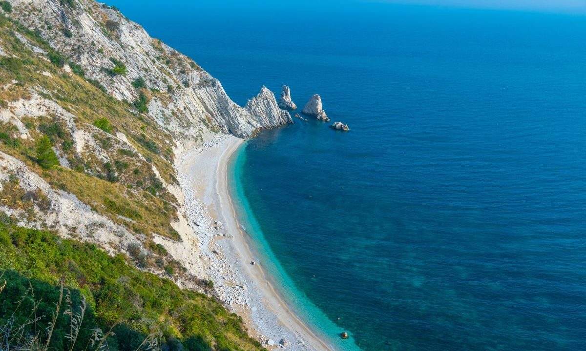 La spiaggia delle Due Sorelle nel parco del Conero, nelle Marche.