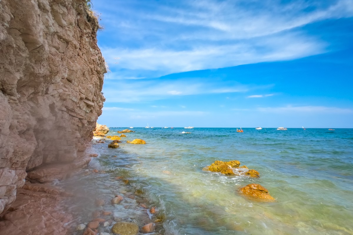 La spiaggia dei Sassi Neri nel parco del Conero, nelle Marche.