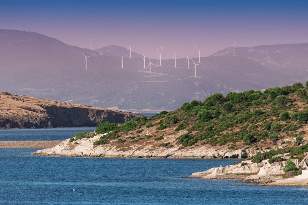 Paesaggio eolico: veduta della costa con turbine eoliche lungo il litorale.