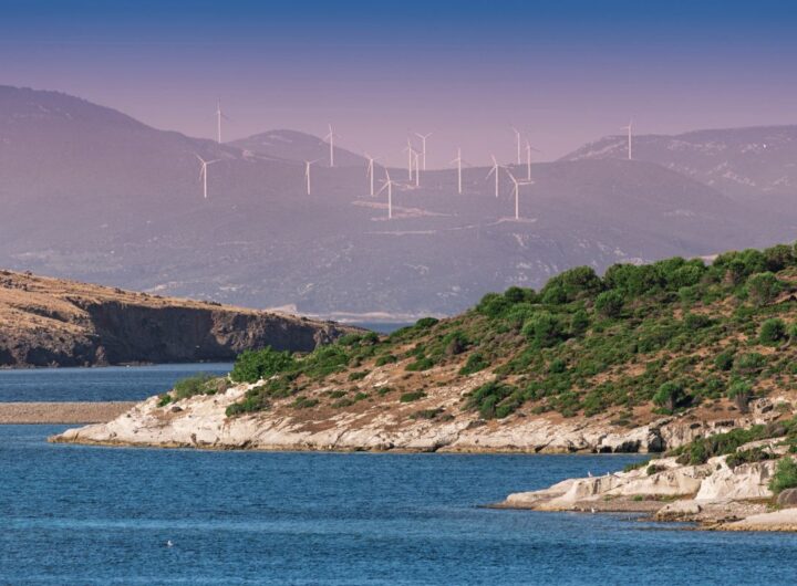 Paesaggio eolico: veduta della costa con turbine eoliche lungo il litorale.