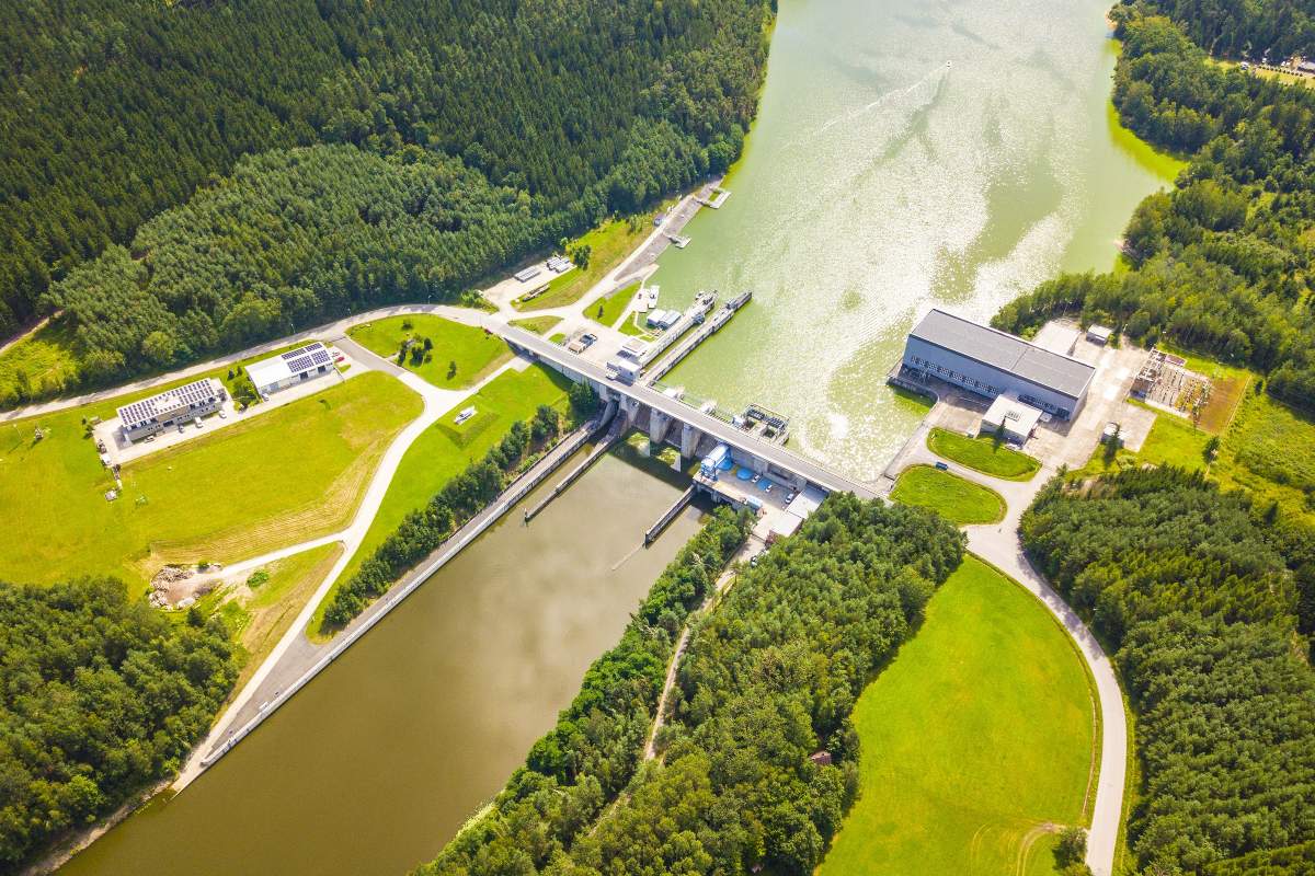 Veduta aerea: prospettiva dall'alto della diga di Hněvkovice.