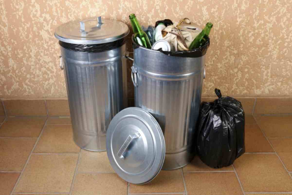 Nel quotidiano, capita spesso di dover spostare il bidone della spazzatura per pulire le superfici circostanti, solo per scoprire poco