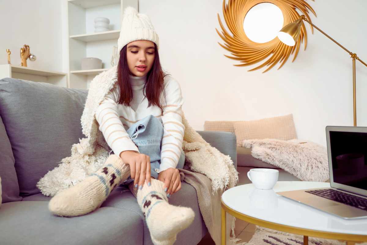 La strategia del cappello: il trucco a costo zero per alzare la temperatura percepita