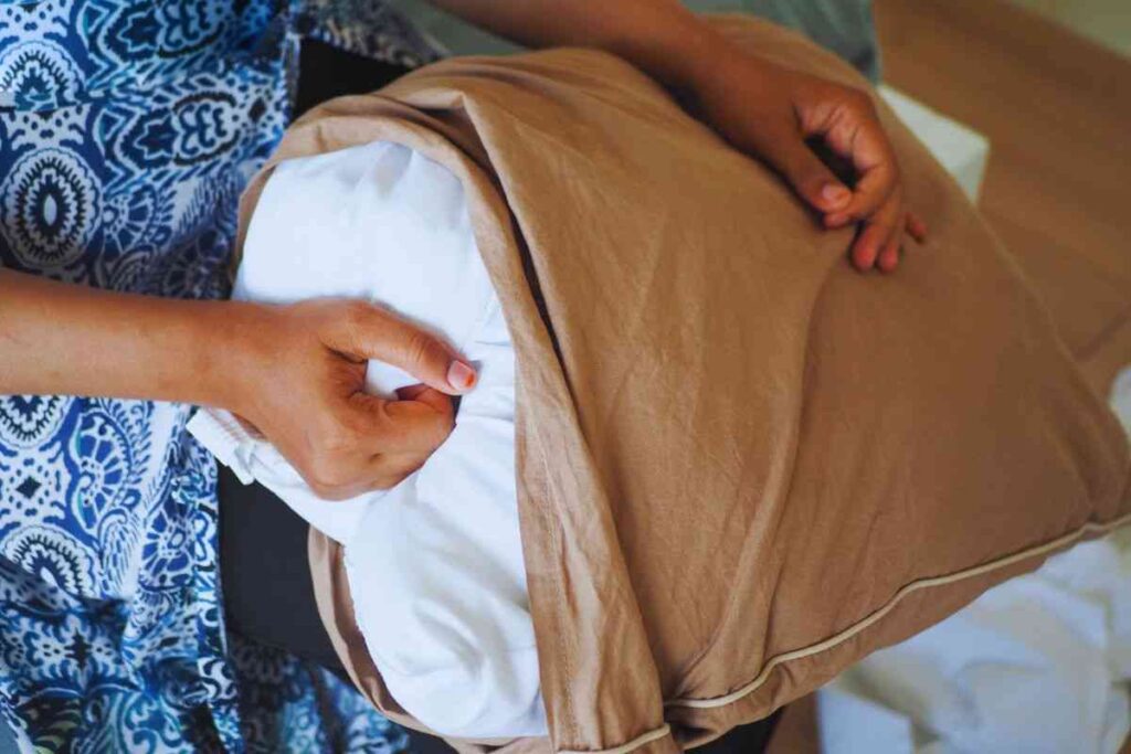 sostituzione della federa del cuscino