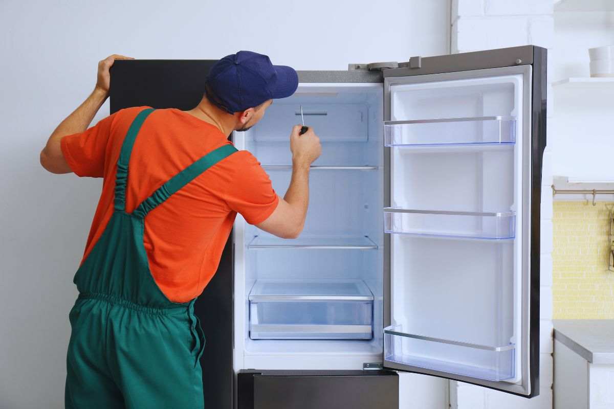 risolvere il problema del frigo che perde acqua