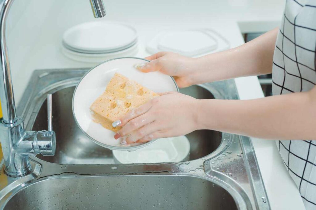 Addio detersivo: il metodo semplice per piatti puliti