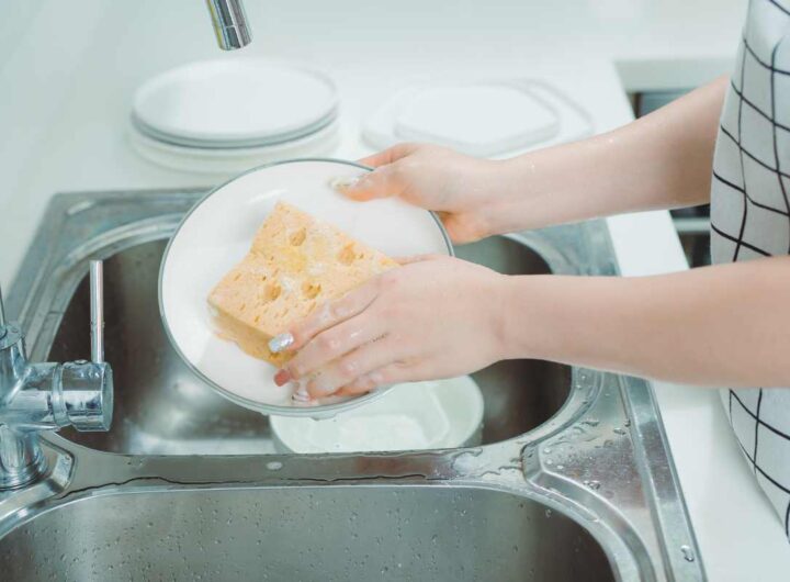 Addio detersivo: il metodo semplice per piatti puliti