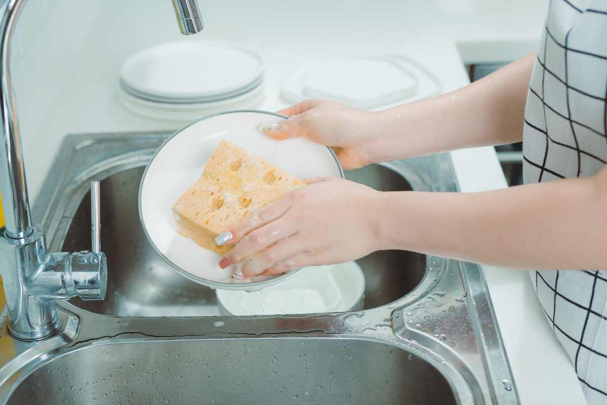 Addio detersivo: il metodo semplice per piatti puliti