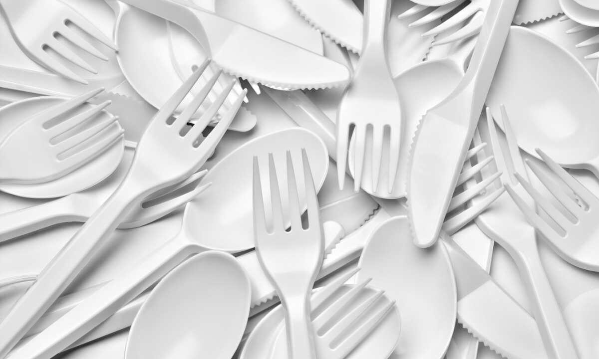 No, non buttate mai le posate di plastica dopo la festa