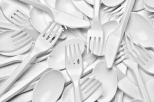 No, non buttate mai le posate di plastica dopo la festa