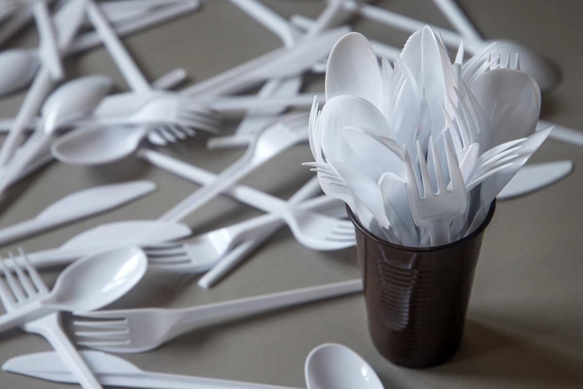No, non buttate mai le posate di plastica dopo la festa